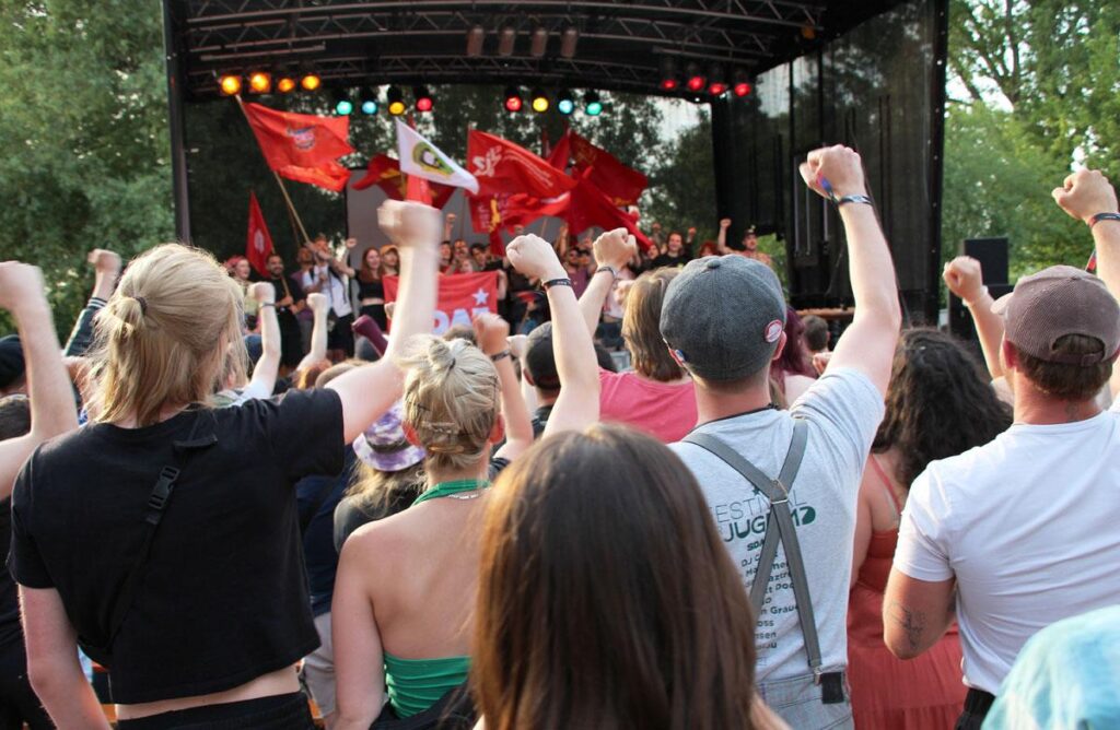 Selbstorganisiert, solidarisch, stimmungsvoll: Das 7. Festival der Jugend, 2023 in Köln (Foto: Martina Lennartz)